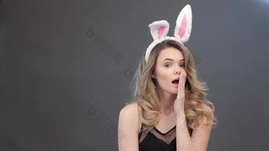 女孩显示惊喜兔子耳朵头